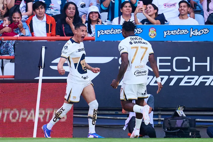 Uriel Antuna celebrando con Jesús Ángulo su gol ante Pachuca | MEXSPORT
