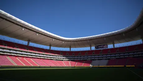 ¿Cuál es el balance de Chivas jugando liguilla en el Akron desde el 2010 a la fecha?
