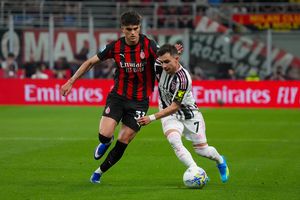 Davide Bartesaghi y Francisco Conceicao en el partido de AC Milan contra Juventus | AP