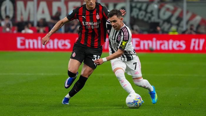 Davide Bartesaghi y Francisco Conceicao en el partido de AC Milan contra Juventus | AP