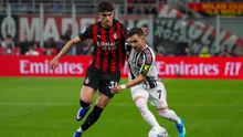 Davide Bartesaghi y Francisco Conceicao en el partido de AC Milan contra Juventus | AP