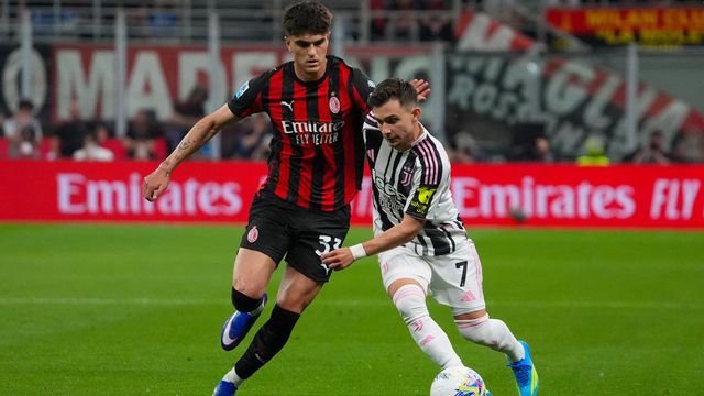 Davide Bartesaghi y Francisco Conceicao en el partido de AC Milan contra Juventus | AP