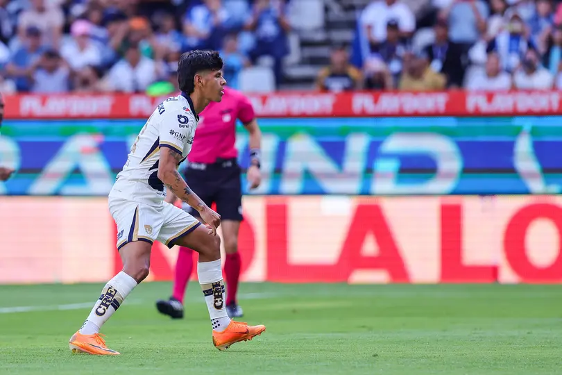 Robert Morales celebrando su gol ante Pachuca