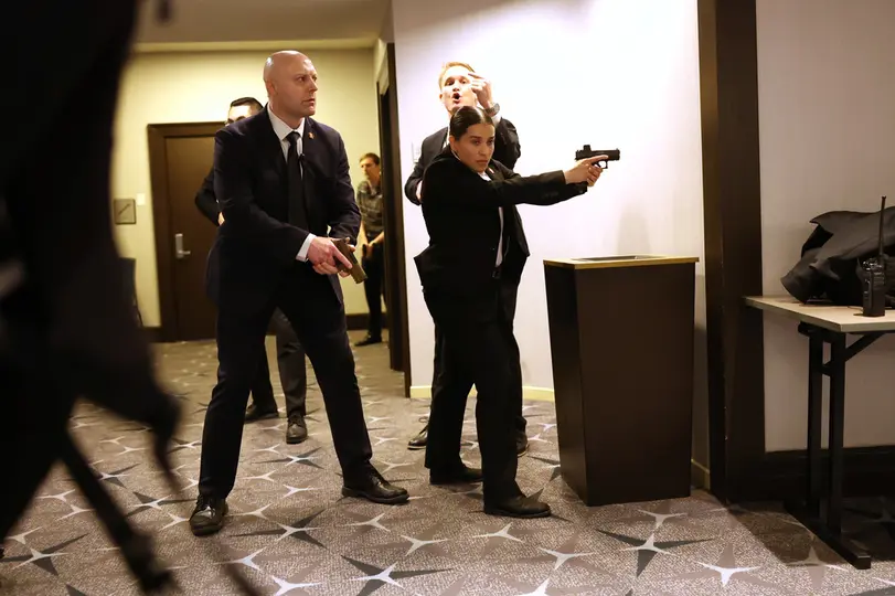 Agentes del servicio secreto responden durante la cena de corresponsales de la Casa Blanca | AP