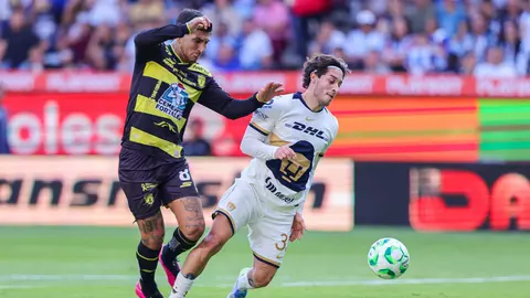 Jordan Carrillo recibiendo una falta de Víctor Gúzman en el Pumas contra Pachuca | MEXSPORT