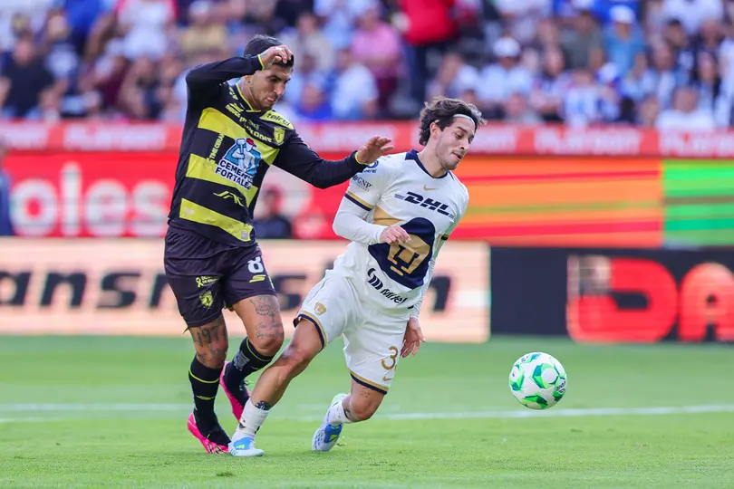 Jordan Carrillo recibiendo una falta de Víctor Gúzman en el Pumas contra Pachuca | MEXSPORT