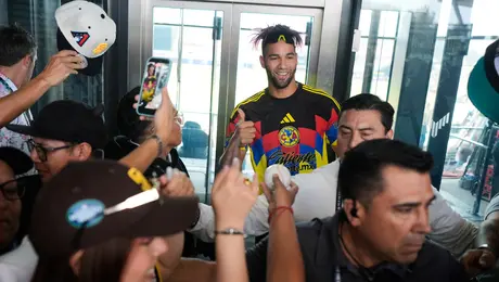¿Fan del América? Lourdes Gurriel posa con jersey de las Águilas en el México City Series