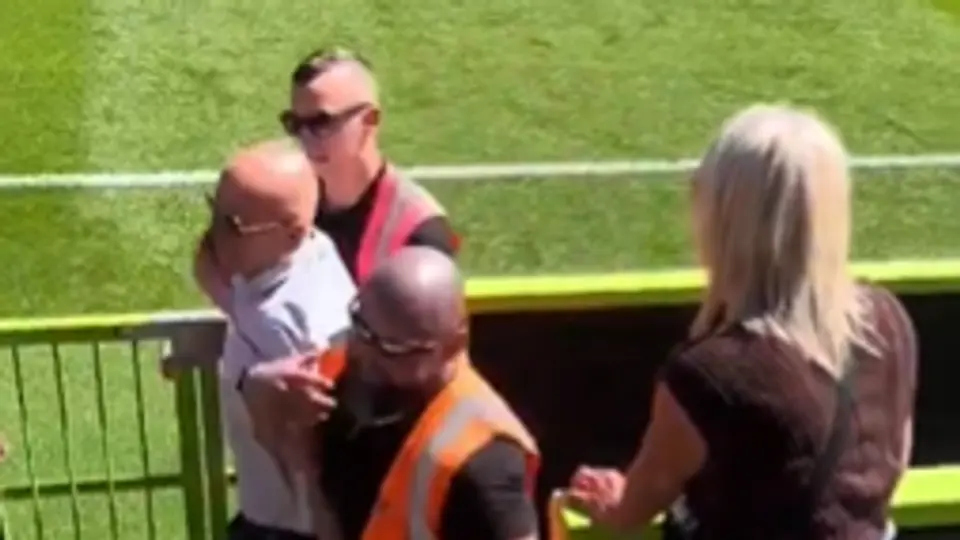 ¡Por un sándwich! Aficionado es echado de estadio, por comer carne, en Inglaterra