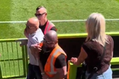 ¡Por un sándwich! Aficionado es echado de estadio, por comer carne, en Inglaterra