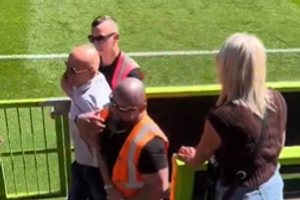 ¡Por un sándwich! Aficionado es echado de estadio, por comer carne, en Inglaterra