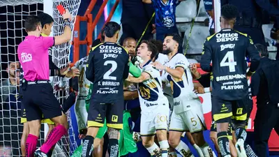 Pumas no puede salir del Estadio Hidalgo; afición de Pachuca lanza objetos