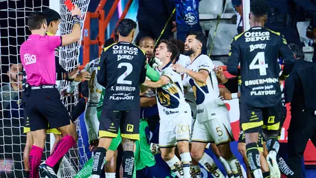 Pumas no puede salir del Estadio Hidalgo; afición de Pachuca lanza objetos