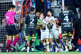 Pumas no puede salir del Estadio Hidalgo; afición de Pachuca lanza objetos