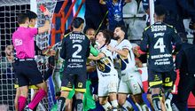 Pumas no puede salir del Estadio Hidalgo; afición de Pachuca lanza objetos