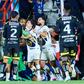 Pumas no puede salir del Estadio Hidalgo; afición de Pachuca lanza objetos