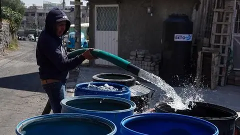 Trabajadores realizan reparaciones y perforaciones profundas para restablecer el suministro de agua potable.