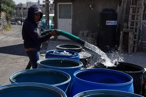 Trabajadores realizan reparaciones y perforaciones profundas para restablecer el suministro de agua potable.