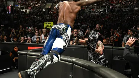 Je'von Evans lanzándose sobre Penta en la lucha | wwe.com