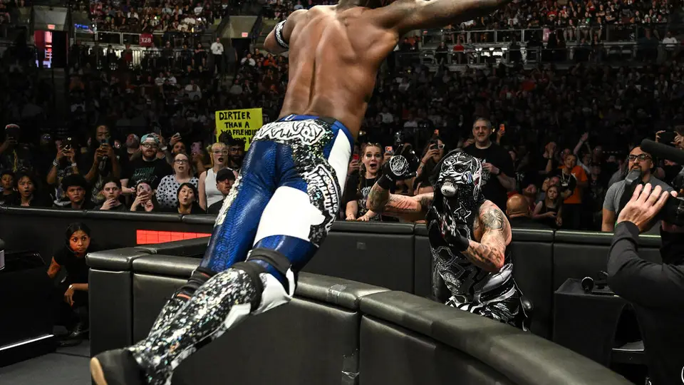 Je'von Evans lanzándose sobre Penta en la lucha | wwe.com