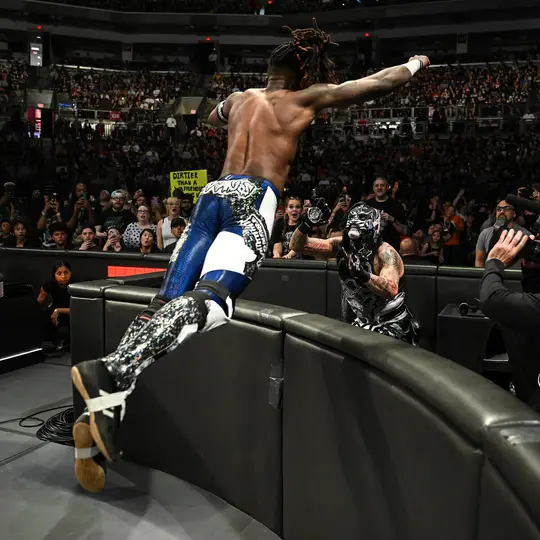Je'von Evans lanzándose sobre Penta en la lucha | wwe.com