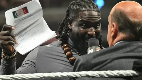 Oba firmando el contrato para la segunda parte de la lucha | wwe.com
