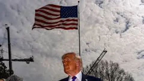 La salud de Donald Trump vuelve a estar bajo atención pública en medio de cuestionamientos por su edad y condición física. / AP