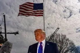 La salud de Donald Trump vuelve a estar bajo atención pública en medio de cuestionamientos por su edad y condición física. / AP