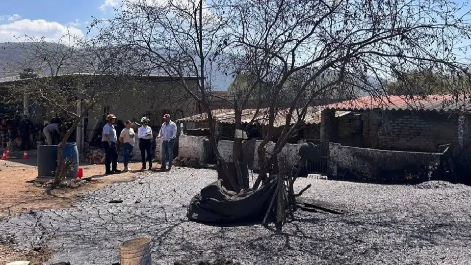 Autoridades evacuaron a la familia y a sus animales para ponerlos a salvo / Redes Sociales