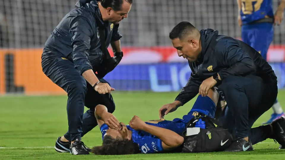 Adalberto Carrasquilla recibe atención con Pumas en la Final del Clausura 2026 de la Liga MX | MEXSPORT