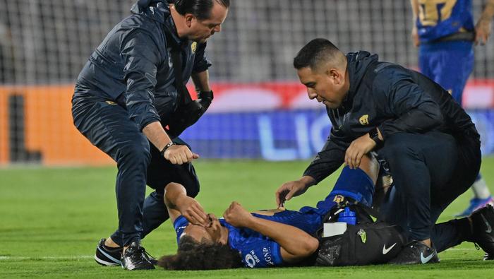 Adalberto Carrasquilla recibe atención con Pumas en la Final del Clausura 2026 de la Liga MX | MEXSPORT