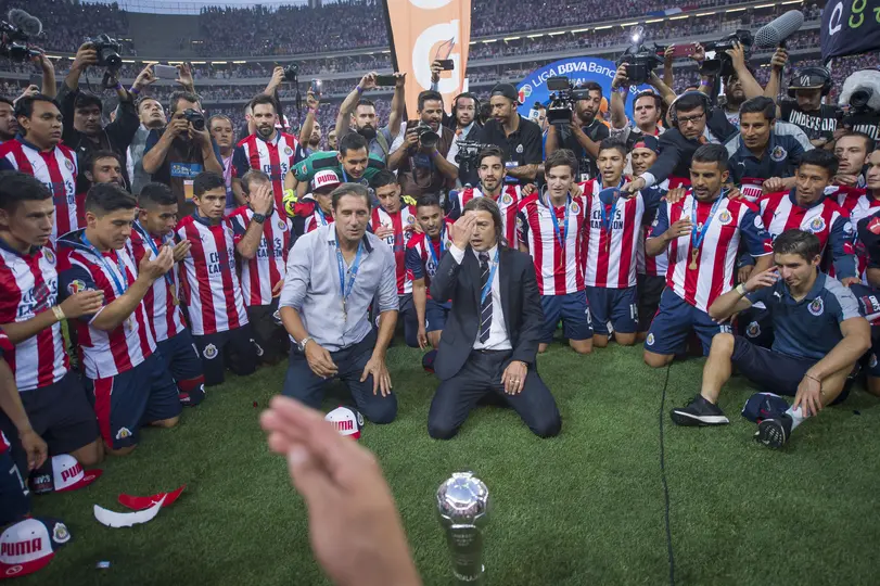 Matías Almeyda y Chivas en oración tras la estrella 12 en su historia l MEXSPORT