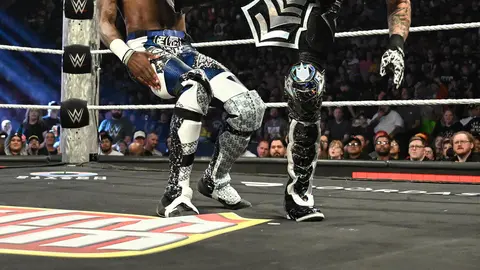 Penta dando una patada a Je'von Evans | wwe.com
