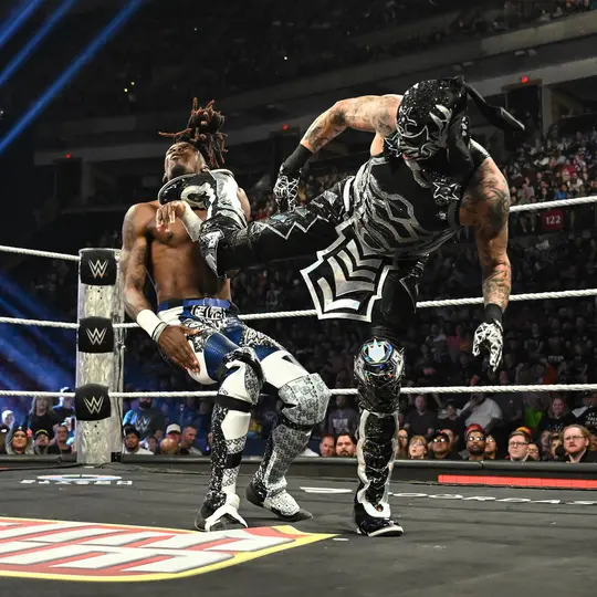 Penta dando una patada a Je'von Evans | wwe.com