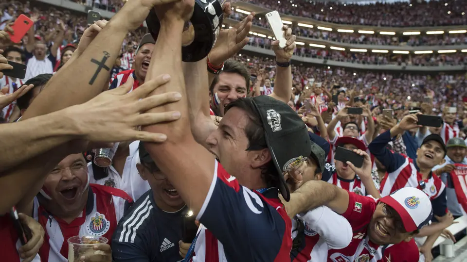 Chivas levantando el título en el Clausura 2017 l MEXSPORT