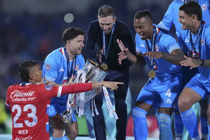 Vicente Sánchez en celebración con Cruz Azul en Concachampions | IMAGO 7
