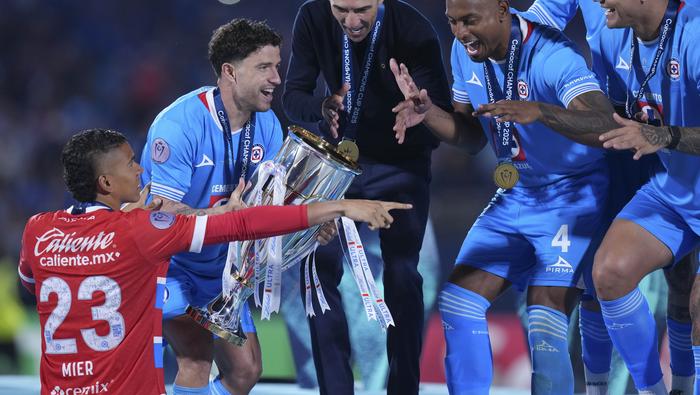 Vicente Sánchez en celebración con Cruz Azul en Concachampions | IMAGO 7