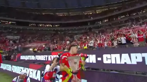 Pablo Solari rompe trofeo del Spartak Moscú en pleno festejo y se vuelve viral