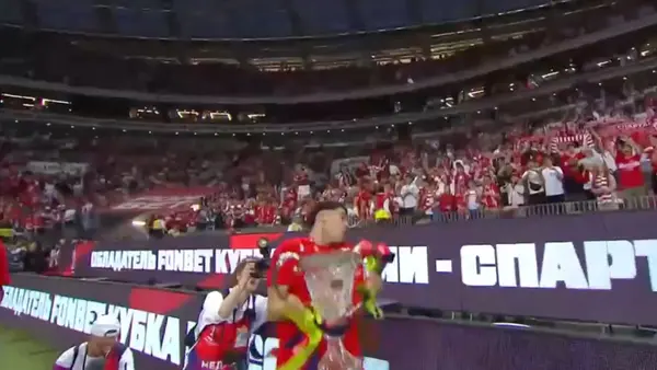 Pablo Solari rompe trofeo del Spartak Moscú en pleno festejo y se vuelve viral