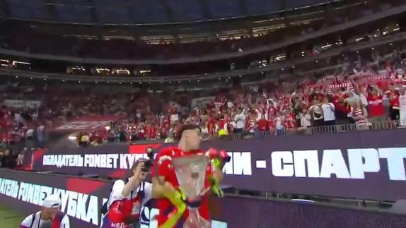 Pablo Solari rompe trofeo del Spartak Moscú en pleno festejo y se vuelve viral