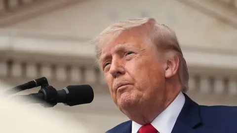 El presidente de Donald Trump aseguró este martes que “todo salió perfectamente” luego de someterse a un nuevo examen médico. / AP