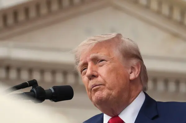 El presidente de Donald Trump aseguró este martes que “todo salió perfectamente” luego de someterse a un nuevo examen médico. / AP