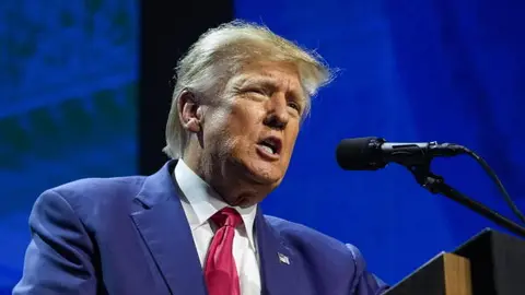 En 2025, la Casa Blanca informó que Trump padece insuficiencia venosa crónica. / AP