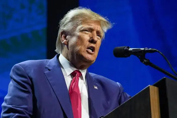 En 2025, la Casa Blanca informó que Trump padece insuficiencia venosa crónica. / AP