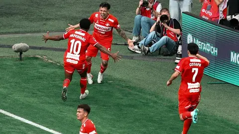 Festejo del Spartak para coronarse campeones de Copa | IG: @pablosolari_