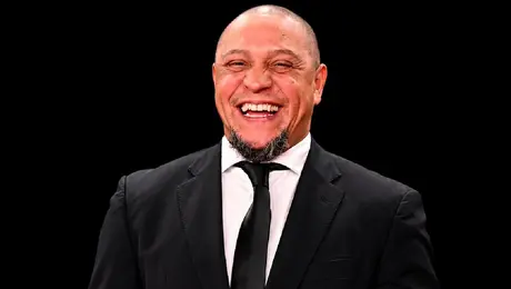 Roberto Carlos regresa al futbol para demostrar cuales son las mejores piernas