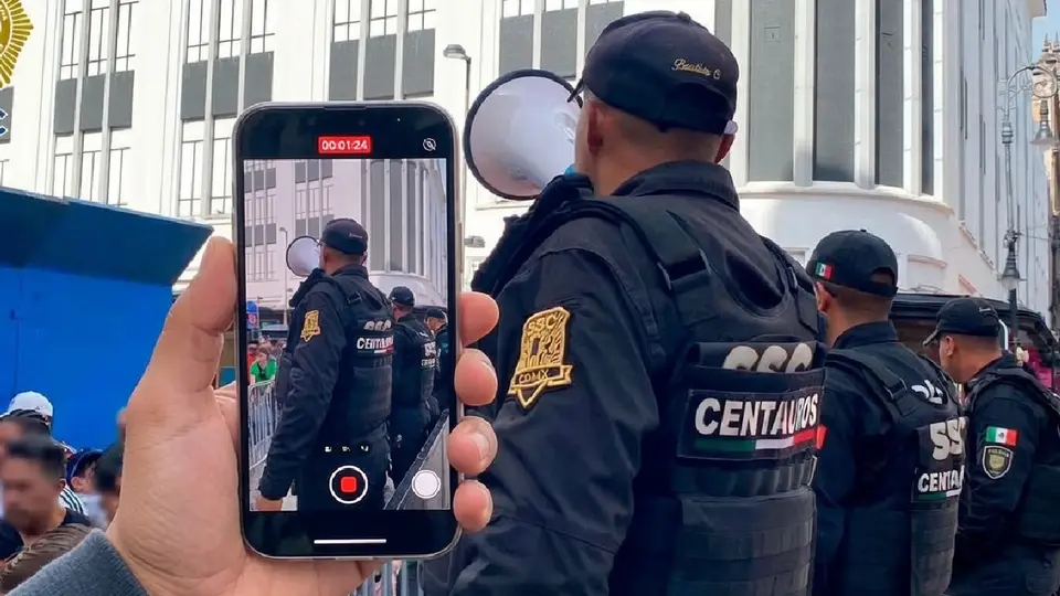 ¿Es legal grabar a un policía durante una detención? Esto dice la ley