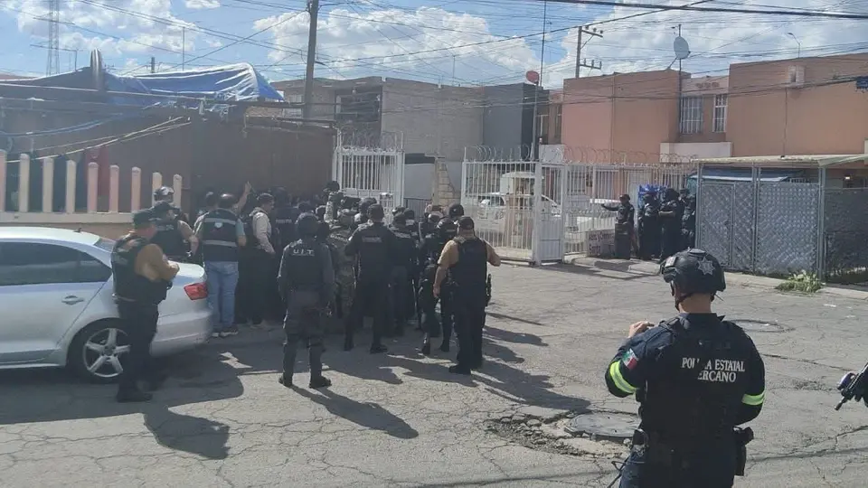Los elementos de seguridad esperaron que el hombre recuperara sus cinco sentidos / Redes Sociales