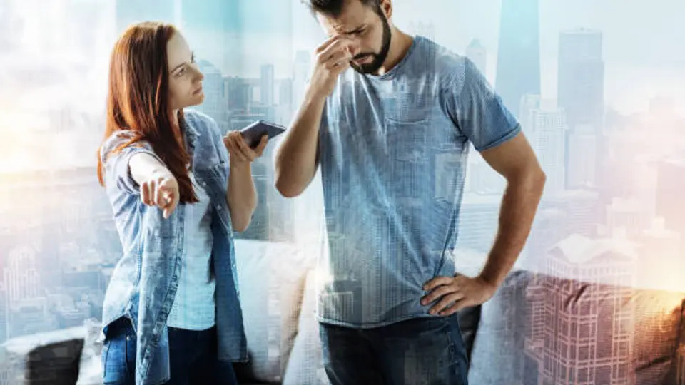 Dos personas, dos miedos distintos, y un celular que terminó revelando lo que ninguno se atrevía a decir. / iStock
