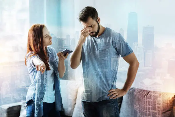 Dos personas, dos miedos distintos, y un celular que terminó revelando lo que ninguno se atrevía a decir. / iStock