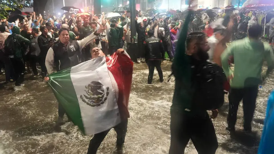 La playera de la Selección Mexicana representa mucho más que un uniforme; también refuerza el vínculo emocional con el equipo y el país./ AP